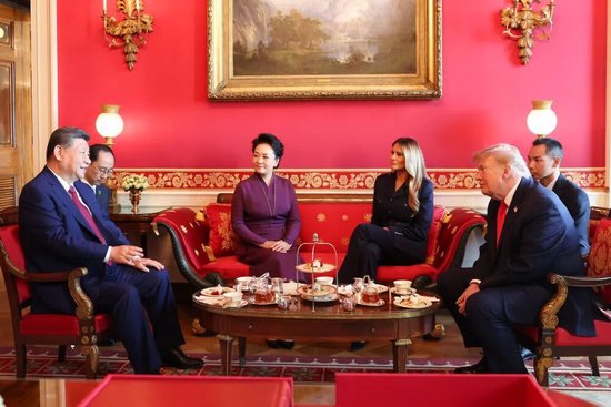习近平和彭丽媛同特朗普夫妇茶叙	，高清大图来了！