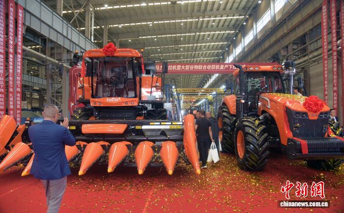 “新疆智造”两款大型农业装备实现规模量产下线